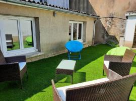 Maison centre Connerré - Proche 24h - 11 pers - 4 chambres，位于Connerré的酒店