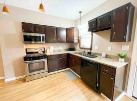 Lakewood Firepit Townhouse，位于莱克伍德的酒店