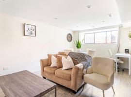Cozy 2 brm apartment mins away from United Center，位于芝加哥的酒店