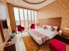 Hotel Pearl Grand, Zirakpur - Top Rated & Most Awarded Property in Tricity，位于钱德加尔的酒店