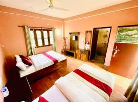 Hotel Tree Tops- A Serene Friendly Hotel in Sauraha，位于奇旺的酒店