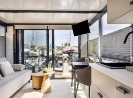 Cosy tiny houseboats near beach and restaurants by Weltevreden Experience