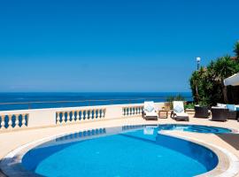 Villa Palma - Sunset Sea Views with Pool, Jacuzzi, Sauna and Games Room，位于梅利哈的度假屋