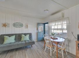 Charming Hampton Home with Porch, Walk to Beach!，位于汉普顿的酒店