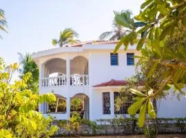 Sand and Shells Beach House- 4 Bedroom with a pool