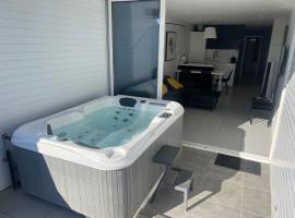 NATURISTE VILLAGE-SPA-CLIM-1 BEDROOM-PKG-40m2，位于阿格德角的带按摩浴缸的酒店