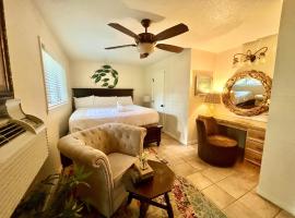 A2 - Poolside King Cabana with full kitchen, king bed, sleeper sofa and pool access，位于Mount Ida的酒店