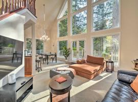 Fox Paws Luxury Cabin - Hot tub, Fire pit & Pines!，位于Hansville的酒店