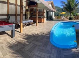 Casa nas montanhas com piscina e vista panorâmica，位于多明戈斯马丁斯的酒店