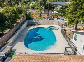 Salt Water Pool Over Look Rocky Mountain View，位于Sierra Madre的乡村别墅