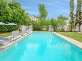 Exquisite Oasis near Universal Studios with Large Pool