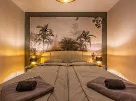 Luxury condo w balcony next to Andrassy road，位于布达佩斯的分契式公寓