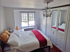 Toronto central area double bed room，位于多伦多锡达韦尔公园附近的酒店