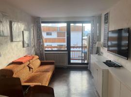 Studio cosy pour 4 à l'Alpe d'Huez, proche télécentre, commerces, terrasse sud, animaux bienvenus - FR-1-405-228，位于于埃的酒店