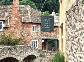 The Pack Horse Exmoor National Park Allerford Riverside Cottage & Apartments，位于曼海德的酒店