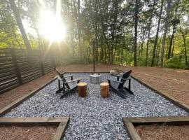 6 miles from Helen Couples Shower Private Fire Pit，位于索蒂纳科奇的酒店