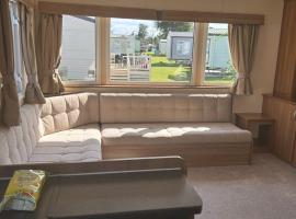 Parkdean cherry tree holiday park Burgh castle Great Yarmouth，位于Belton的酒店