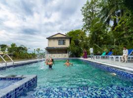 Hotel Parkside & Swimming Pool-Between Greenery and Azure ,Your Perfect Retreat，位于奇旺的酒店