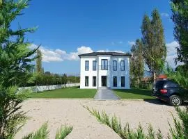 Nerium Garden Inn Tirana Airport，位于Rinas地拉那特蕾莎修女国际机场 - TIA附近的酒店