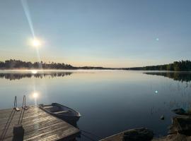 Cozy cottage by the lake, Charlottenberg，位于Åmotfors的酒店