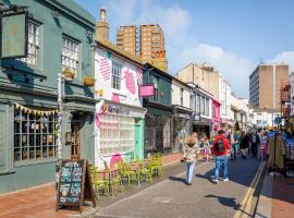 Trendy Central 1 Bed Flat with Roof Terrace，位于布莱顿霍夫Jubilee Clock Tower附近的酒店