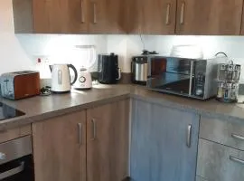 3 Bed House - Sleeps 4 - Parking - Wifi