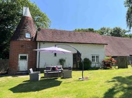 Beautiful 2 bed Oast - 15 acre farm - Tunbridge Wells，位于皇家滕布里奇韦尔斯的酒店