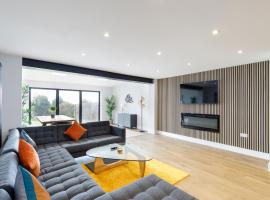 Stylish & modern 4-bedroom home with sea views，位于布莱顿霍夫布莱顿东部高尔夫俱乐部附近的酒店