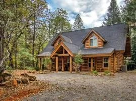 Shasta Lake Luxury Log Cabin: Hot tub & Pool
