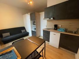 Meublé de Tourisme dans parc arboré 1000m2 - Sejour-la-Roche Eperon，位于拉罗什波赛的酒店