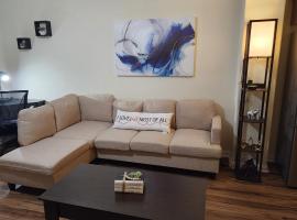 Spacious and comfortable Villa 4BD/2BA (10 sleeps)，位于加尔维斯敦的酒店