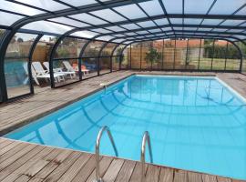 Maison avec piscine privée, proche plage，位于Avrillé的酒店