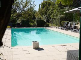 Wisteria - Piscine - Terrasse，位于Azé的酒店