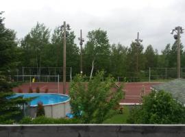 Logement avec stationnement tennis et piscine，位于萨格奈的公寓