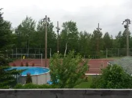 Logement avec stationnement tennis et piscine