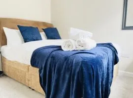 Brand New 1 Bed Apartment, 5min Drive to Racing & Main Strip, with Electric Parking Bay & Terrace LONG STAY WORK CONTRACTOR LEISURE - CITRINE