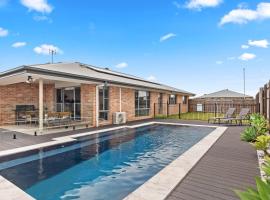 'The Pool House' Spacious Family Stay at Hervey Bay，位于赫维湾的酒店