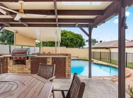 'The Aussie Classic' Poolside Living by the Marina