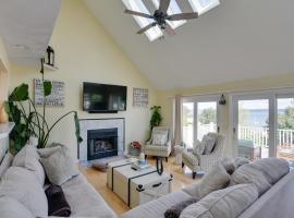 Spacious Portsmouth Home with Deck, Walk to Beach!，位于朴茨茅斯的酒店