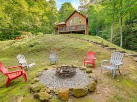 Bright Bryson City Cabin with Fire Pit and Hot Tubs!，位于布赖森城的酒店