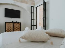 al 22 Suite & Spa Luxury Experience，位于滨海波利尼亚诺的带泳池的酒店