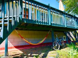 Farm Country House with Pool and Huge Property，位于Blakeslee的酒店