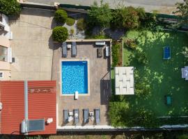 Villa Alex with private pool and jacuzzi，位于普林斯的度假短租房