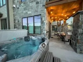 Brand New! Private hot tub, bunk room and walkable to restaurants/shops