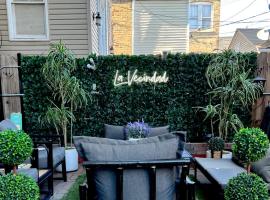 Chicago-Pilsen Boho apartment with Free parking - Unit C，位于芝加哥的酒店