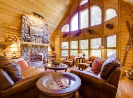 Spacious Packwood Cabin with Hot Tub - Near River，位于帕克伍德的酒店