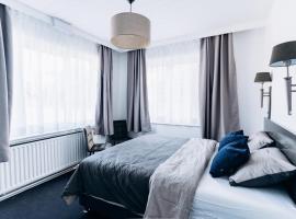 Atomihotel: Contemporary Comfort Steps from the Atomium!，位于布鲁塞尔的酒店
