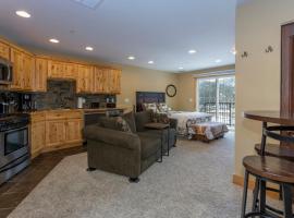 Penthouse Studio w Mtn Sunrise Views & Near Silver Mtn，位于凯洛格的酒店