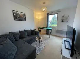 Coventry City Centre 2 Bed 2 Bath Apartment With FREE Secured Parking, Balcony, PS4 - Reverie Stays