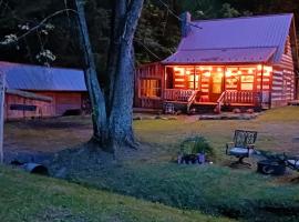 The Little Cabin on Huckleberry，位于Rural Retreat的乡村别墅